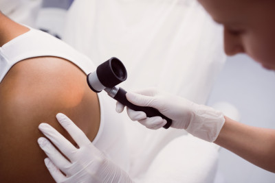 Skin examination with dermatoscope