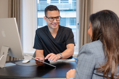 arzt und patientin in behandlung in hamburg