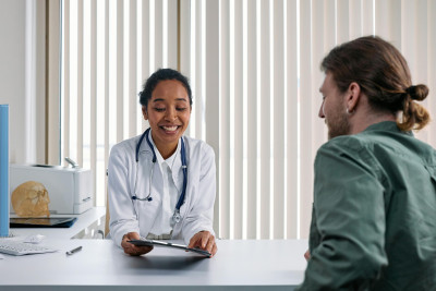 Arzt und Patient im Gespräch über Feigwarzen